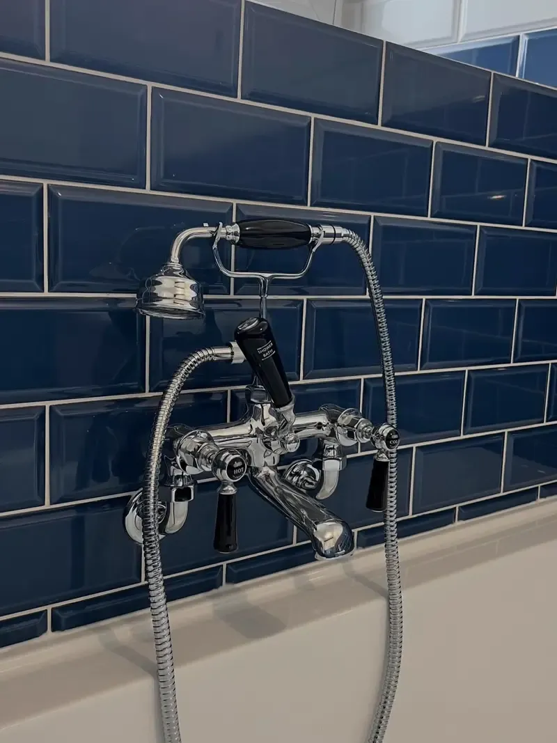 Mélangeur de baignoire rétro sur carrelage métro bleu pour une salle de bain à Quimper