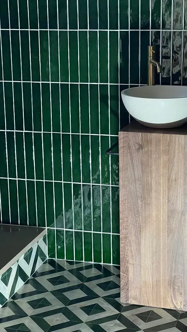 Rénovation de salle de bain moderne à Quimper avec carrelage vert, vasque à poser et meuble en bois