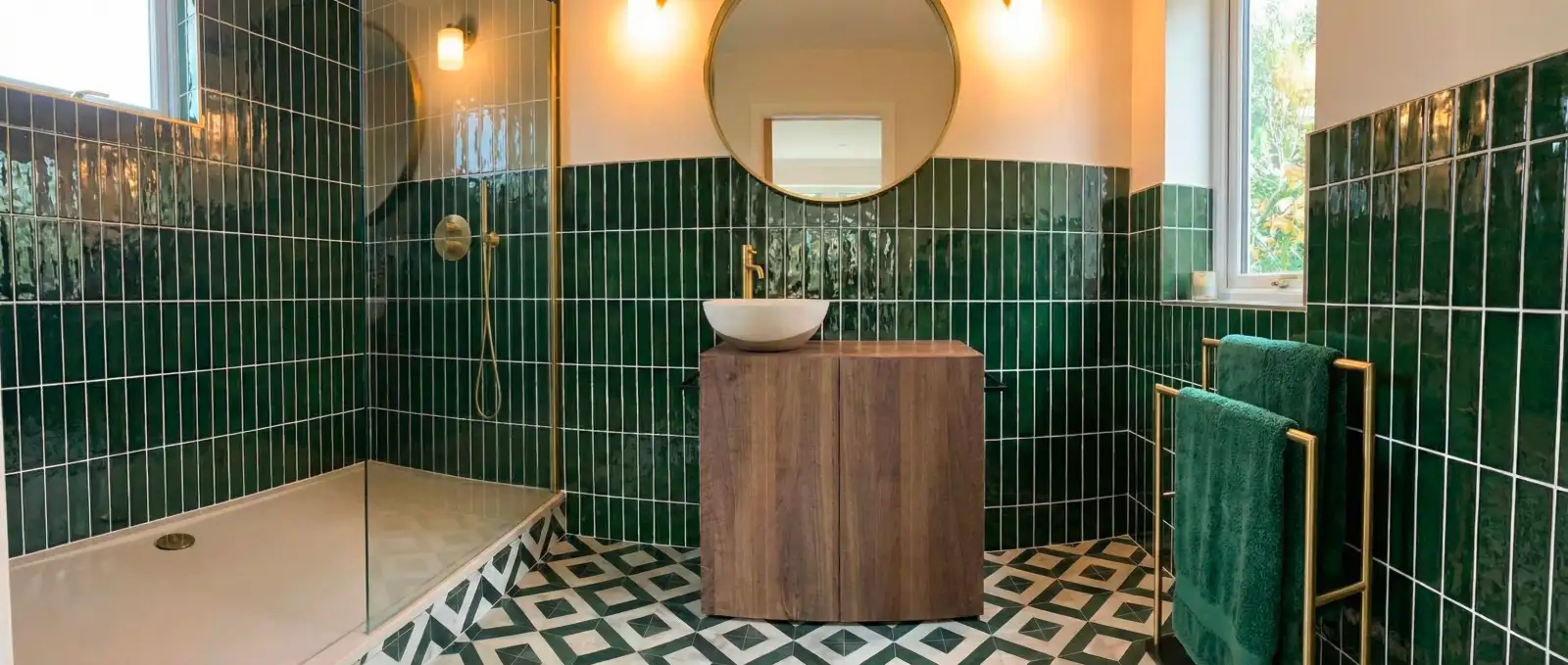 Rénovation de salle de bain à Quimper avec douche à l'italienne, carrelage vert émeraude et meuble vasque en bois